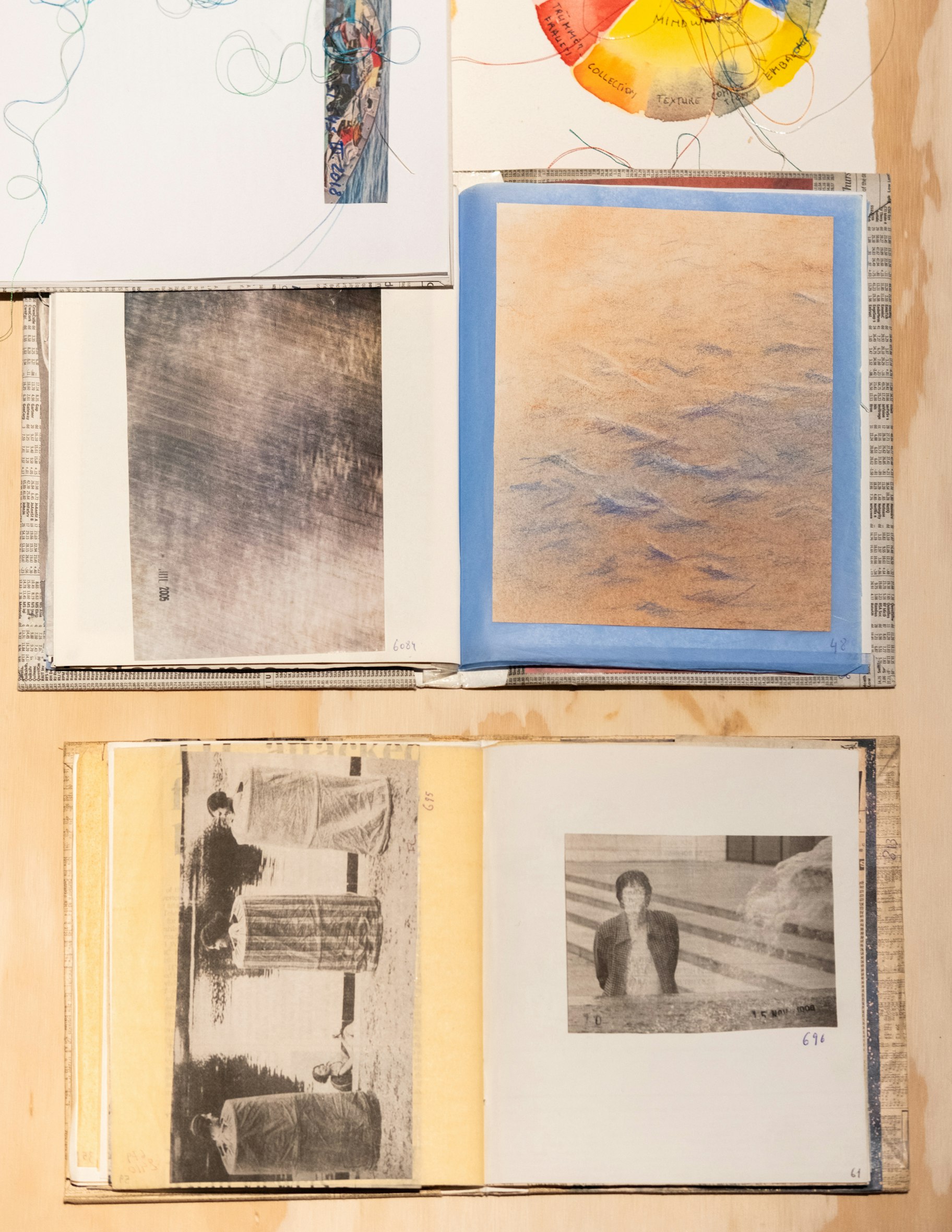 Ria Verhaeghe Provisoria 1992 heden installatie met zes tafels met daarop een selectie van de Provisoria mixed media variabele afmetingen courtesy de kunstenaar foto Joselito Verschaeve